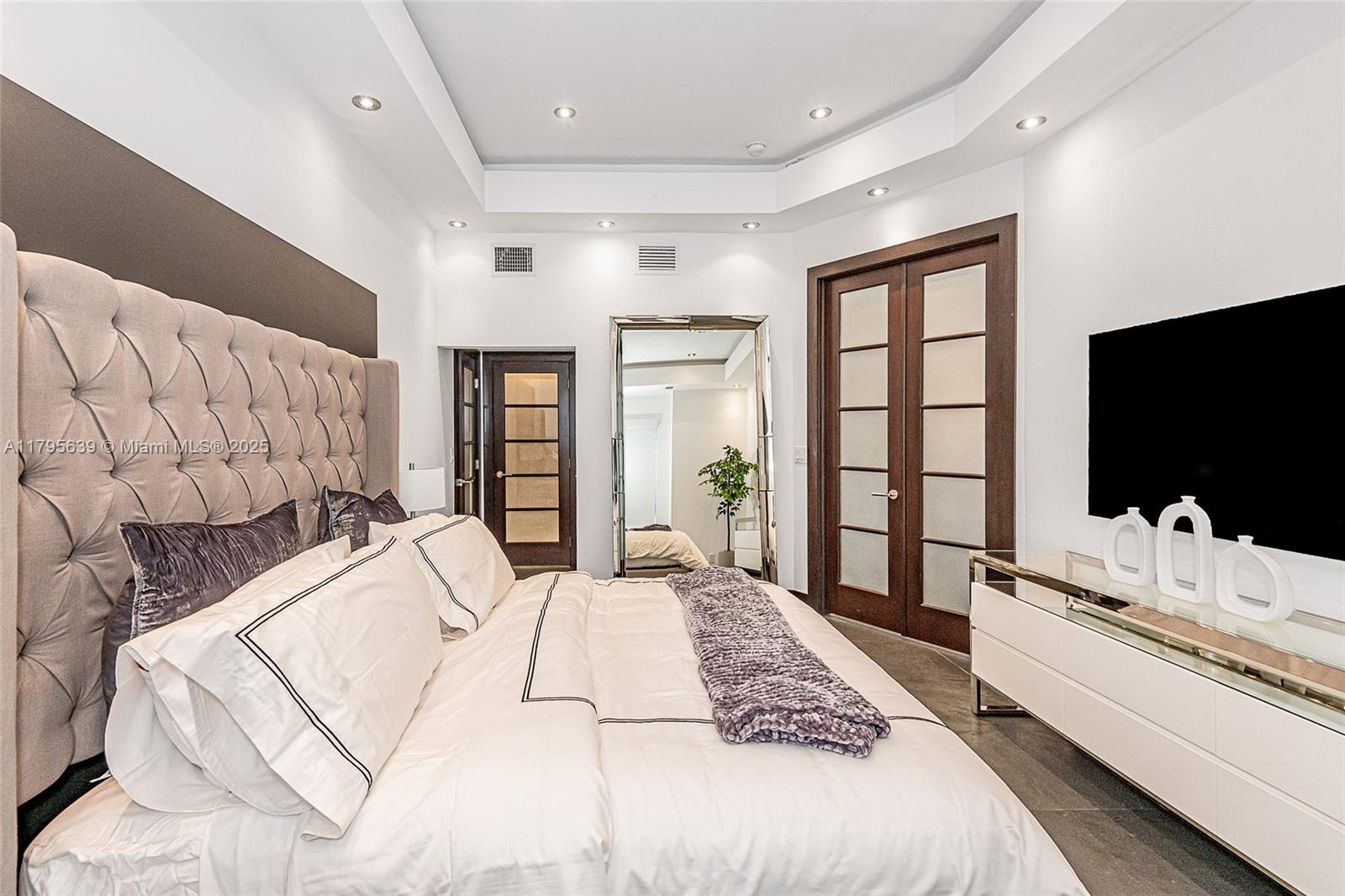 RONEY PALACE CONDO - Residential Lease