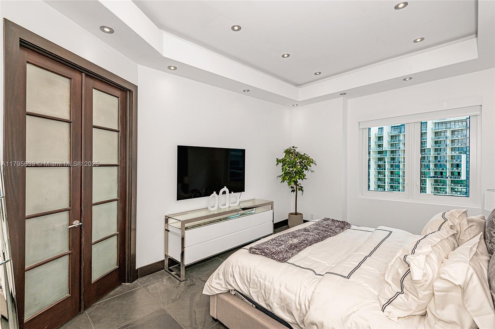 RONEY PALACE CONDO - Residential Lease