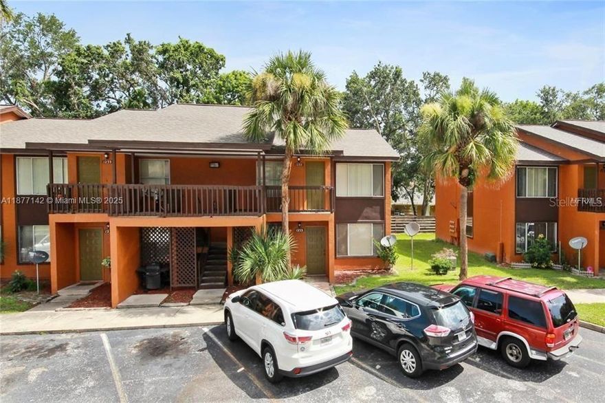 Ground-Floor Apartment - Kissimmee, Near Hunters Creek! Prime Location: Just 3 minutes from The Loop, with easy access to shops, restaurants, and entertainment. Property Details: 2 bedrooms,2 full bathrooms Living area: 996 Sq. Ft Fully floored, offering practicality and, recently painted. Perfect for investors with an excellent location and income potential. Excellent for first-time home buyer, for those looking to stop renting and own their own place Don’t miss this opportunity! Contact us for more details or to schedule a visit.