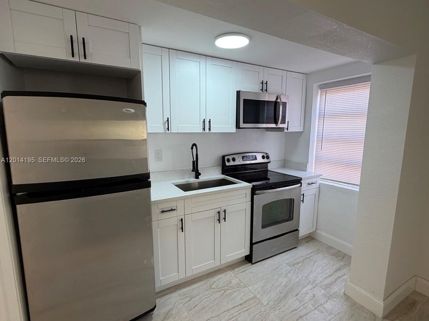 Electricity, WIFI and water included.
Very quick approval, available now.
Renovated studio with full kitchen, walk-in closet, laundry in the building
Great location near by Downtown Miami, Miami Beach