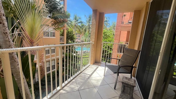 19801 E COUNTRY CLUB DR # 4302, MIAMI, FL 33180 - Image c283b0c327dfb4beb7b38d44fc6fa87e/689979015