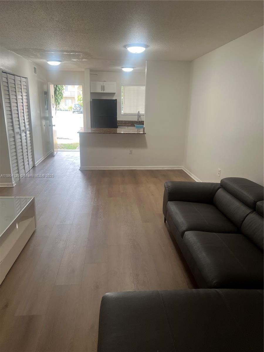Beautiful 2/1 Apartment Close To Shopping, Dinning ,Banks and so much more,
ONLY 2 MONTHS TO MOVE IN FIRST AND ONE SECURED DEPOSIT...
WONT LAST...