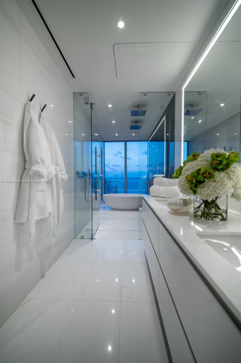 ASTON MARTIN RESIDENCES - Residential