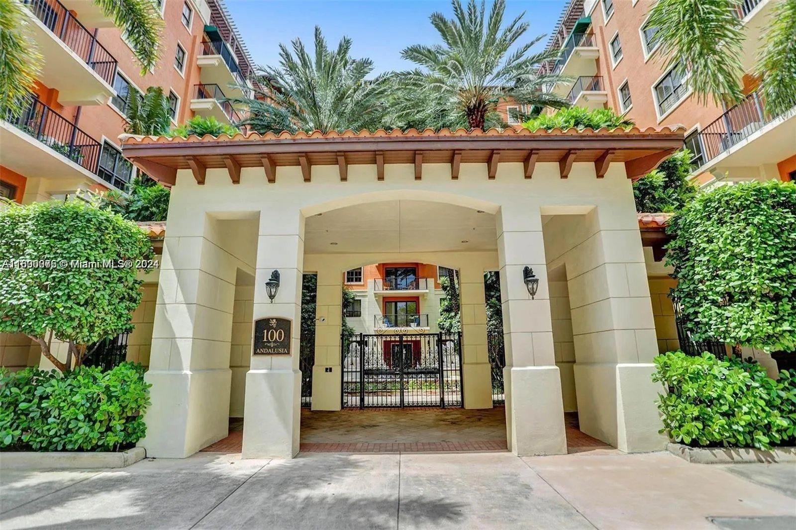 Coral Gables, Florida 33134, United States, 2 Bedrooms Bedrooms, ,3 BathroomsBathrooms,Residential,Active,55446