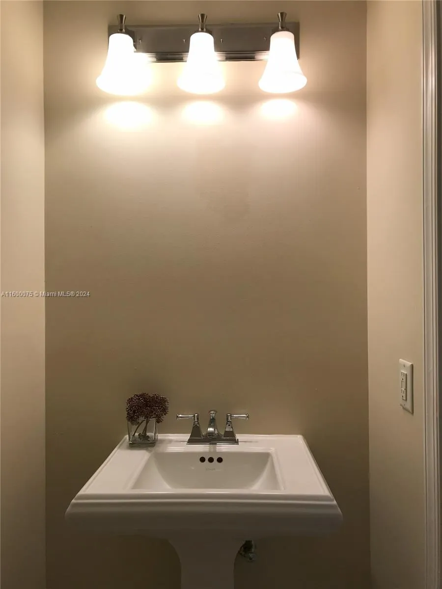 Coral Gables, Florida 33134, United States, 2 Bedrooms Bedrooms, ,3 BathroomsBathrooms,Residential,Active,55446