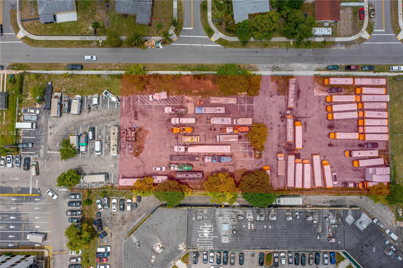Fully paved PORTION OF THIS LOT, allows all parking uses and can accommodate size by your needs. The lot is also for sale. You are welcome to rent an office at the next-door bank of America building (same landlord).
Around 0.3 acres for rent, fully fenced.