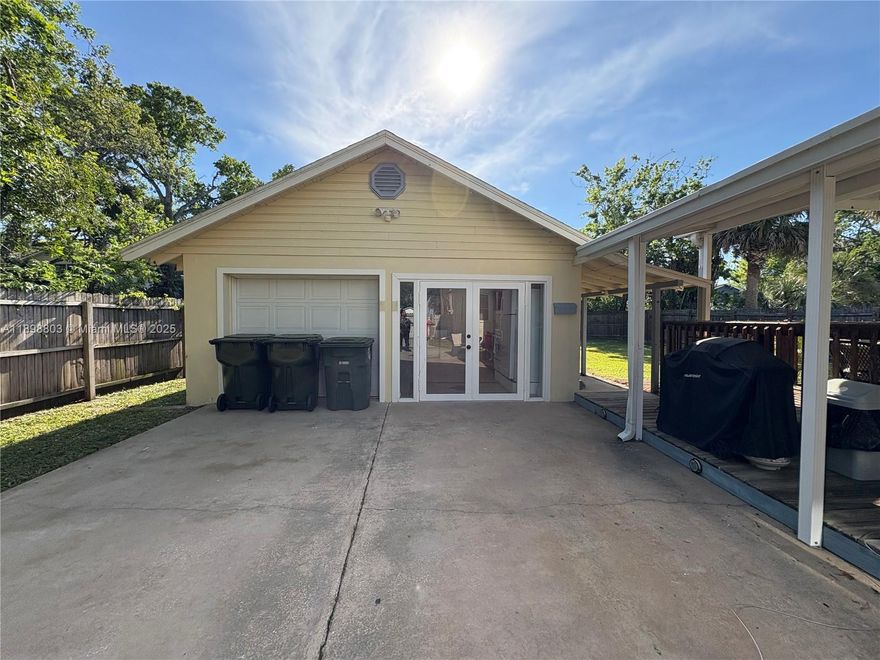 NEW RENTAL LISTING FOR GUESTHOUSE only! ONE LARGE ROOM WITH FULL KITCHEN AND BATH. ALL TILE. NEWER CENTRAL AC. FRESHLY PAINTED inside. VERY QUIET AREA. COZY WOOD FENCED YARD. CLOSE TO DAYTONA DOWNTOWN HALIFAX MARINA, CHART HOUSE AND THE FAMOUS DAYTONA BEACH. HURRY WONT LAST! CALL FOR MORE INFORMATION. FIRST LAST & SECURITY REQUIRED. ONE PERSON ONLY. VACANT & AVAILABLE NOW