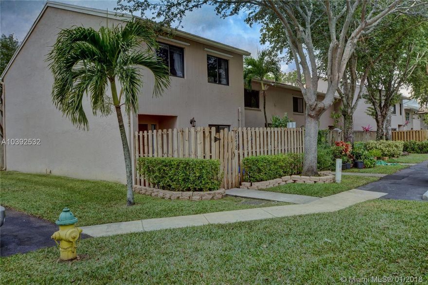 GORGEOUS MOVE-IN READY 3B/2.5B CORNER UNIT TOWNHOME IN WONDERFUL SADDLE-UP COMMUNITY. KITCHEN HAS BRAND NEW APPLIANCES, CARPETING, WINDOW TREATMENTS, CEILING FANS AND LIGHT FIXTURES. SPACIOUS LIVING AND DINING ROOMS, LARGE MASTER BEDROOM, WASHER AND DRYER, EXTRA STORAGE UNDER THE STAIRS.S
NEIGHBORHOOD FEATURES, HORSE STABLES, LIGHTED RIDING RING, DOG PARK, POOL WITH CLUBHOUSE, BASKETBALL AND RACQUETBALL COURTS, STORAGE FOR RV'S, TRAILERS AND BOATS. PLENTY OF GUEST PARKING. WALKING DISTANCE TO WOLF LAKE PARK. LOCATED NEAR SHOPPING, UNIVERSITIES AND I-595.