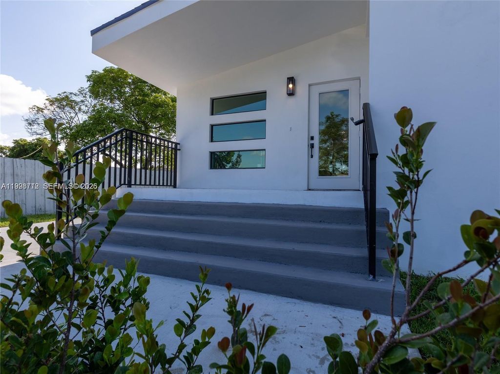 Photo of 404 NW 15th Ave, Pompano Beach, FL 33069 (MLS # A11998712)