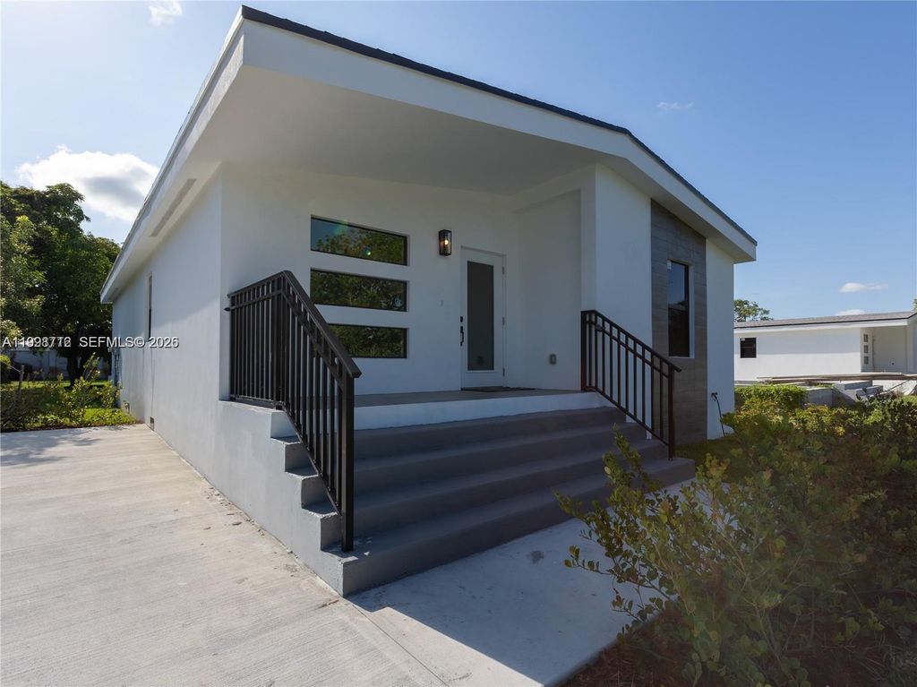 Photo of 404 NW 15th Ave, Pompano Beach, FL 33069 (MLS # A11998712)