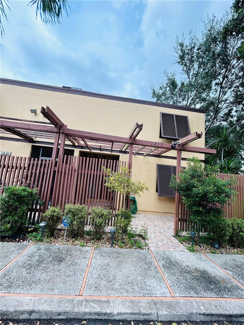 Photo of 1211 E Golfview Dr #1211, Pembroke Pines, FL 33026 (MLS # A11684050)