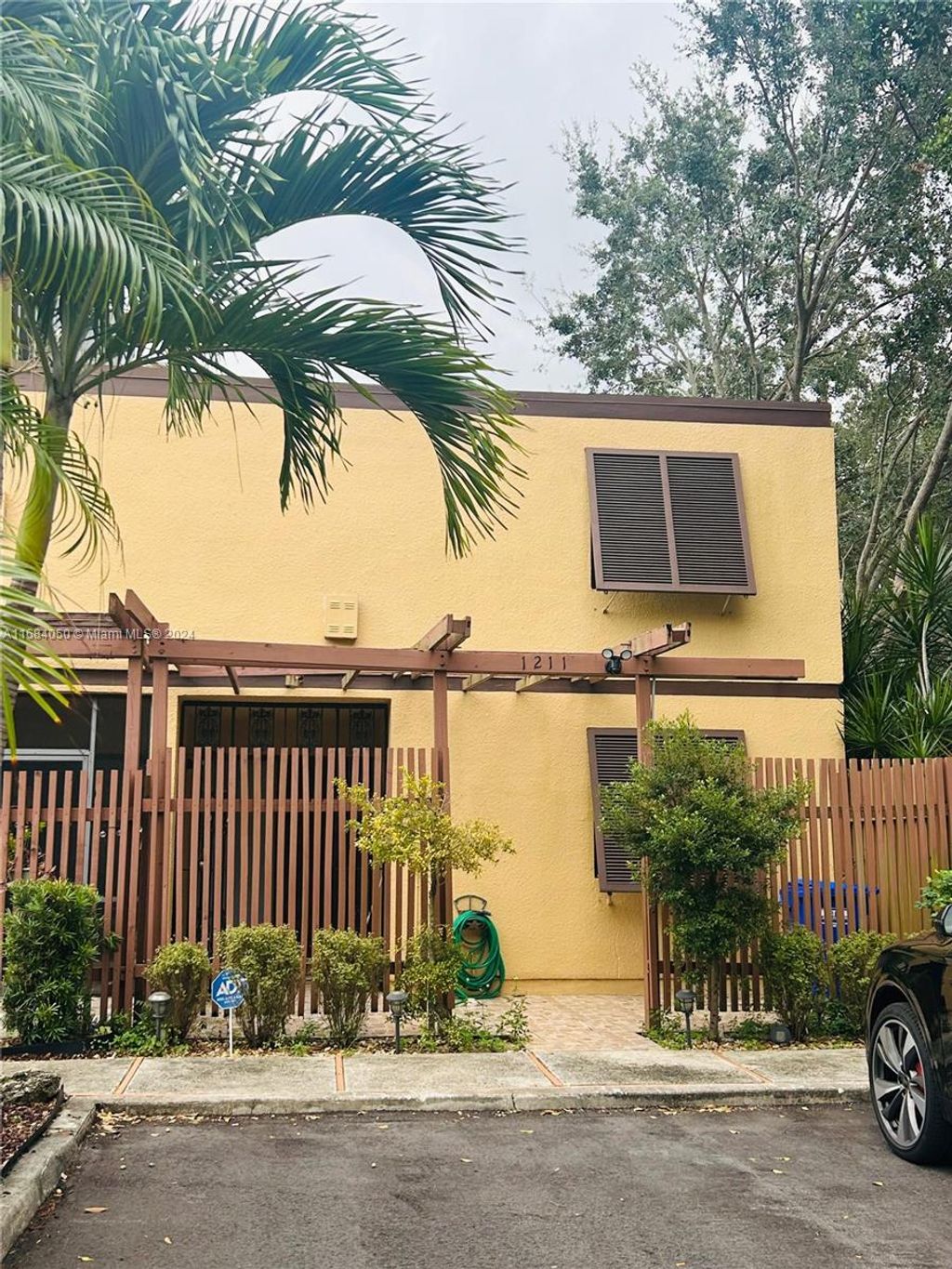 Photo of 1211 E Golfview Dr #1211, Pembroke Pines, FL 33026 (MLS # A11684050)