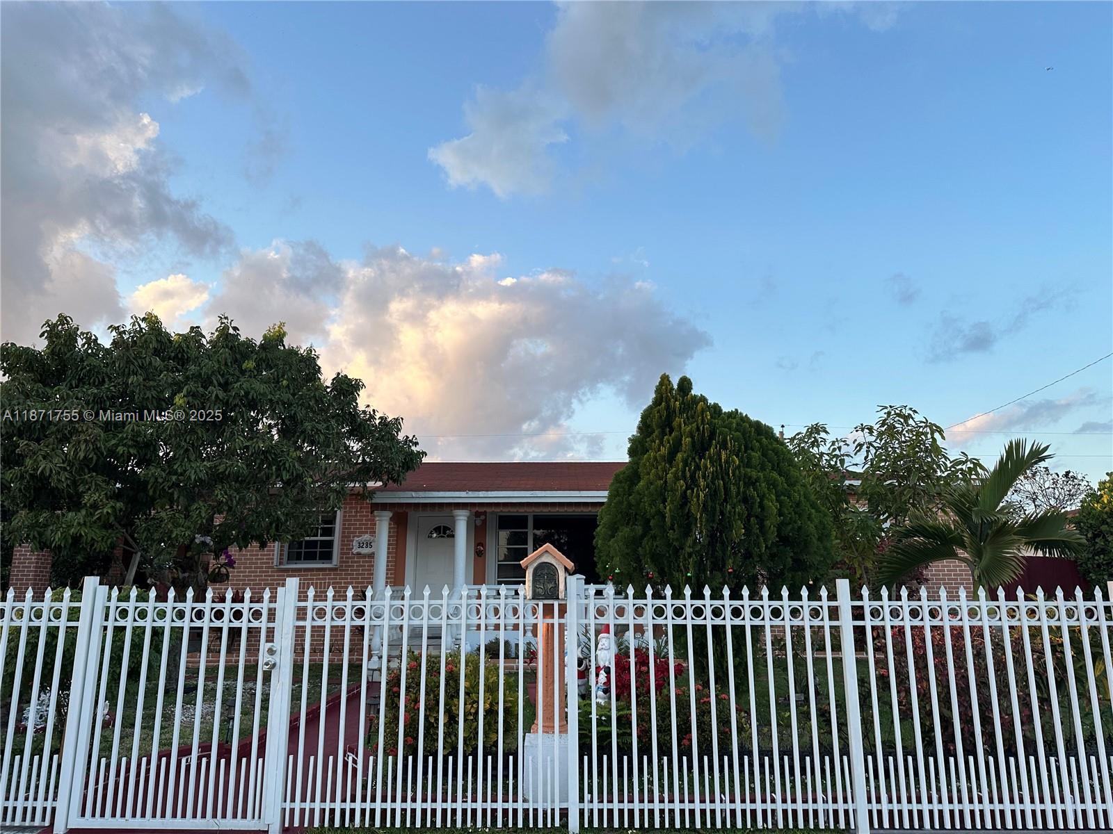 Spacious residence in a strategic location, with no HOA and ample space for multiple vehicles. A functional property that combines comfort and convenience in every detail.”