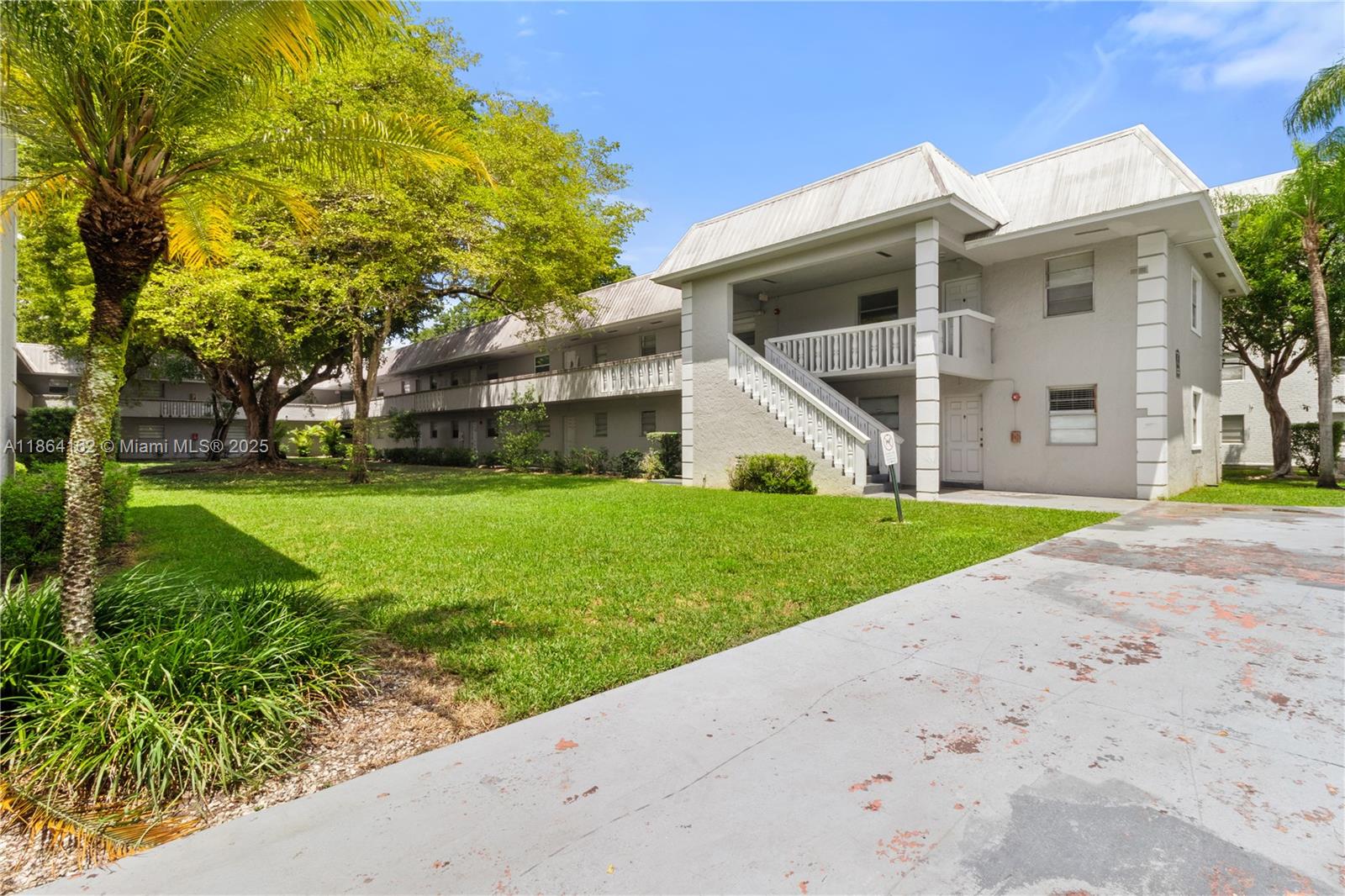 Gated community east of US-1 in Palmetto Bay! Bright and clean 2-bedroom, 1-bath condo with tile floors throughout and fresh paint. Updated finishes and a large window overlooking green space. Community amenities include pool, gym, playground, and large laundry facility. Excellent location close to shopping, dining, parks, and top schools. Easy to show—vacant and ready for quick move-in. For showings, please coordinate via WhatsApp with Odisloy.