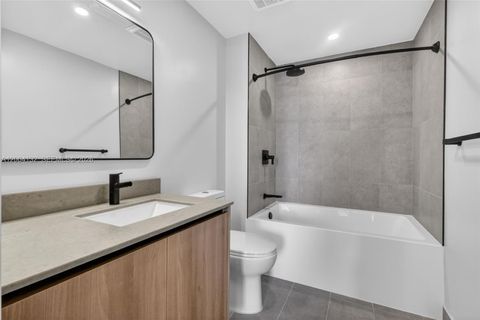 Tiny photo for 121 NE 5th Steet St #3313, Miami, FL 33132 (MLS # A12004132)