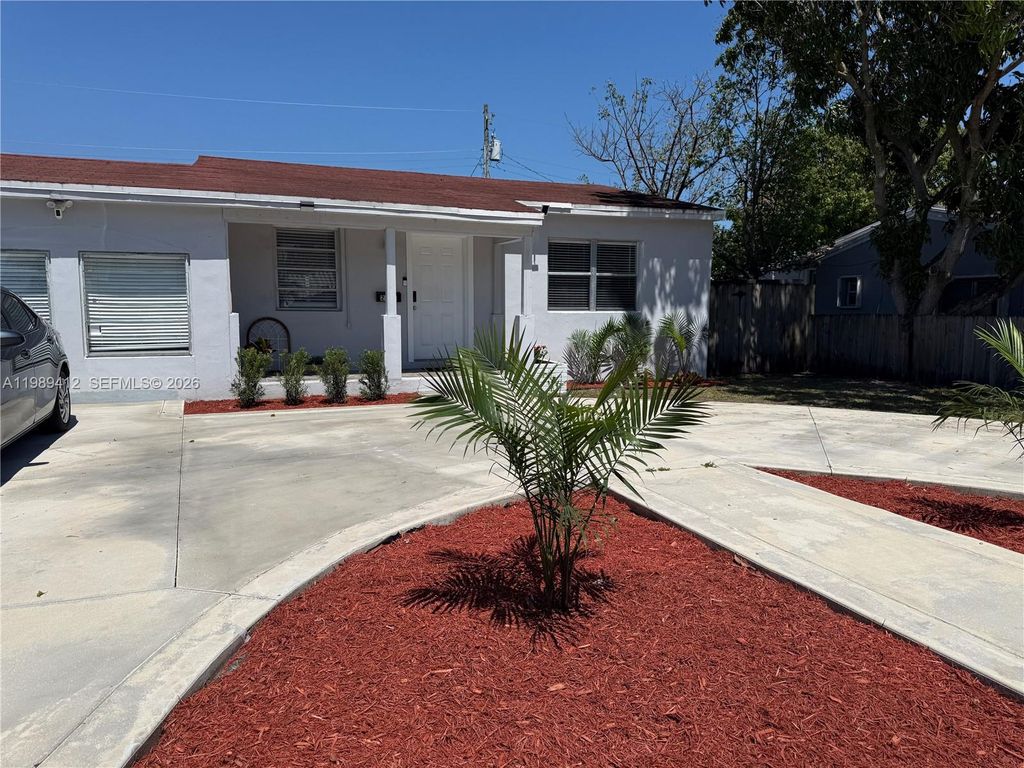 Photo of 2533 Wiley St, Hollywood, FL 33020 (MLS # A11989412)