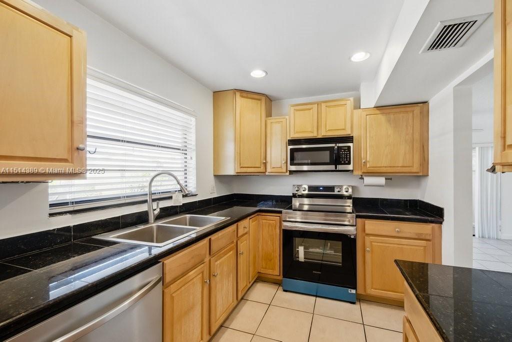 Property for Sale at 1551 Nw 92nd Ave 185, Pembroke Pines, Miami-Dade County, Florida - Bedrooms: 4 
Bathrooms: 3  - $380,000