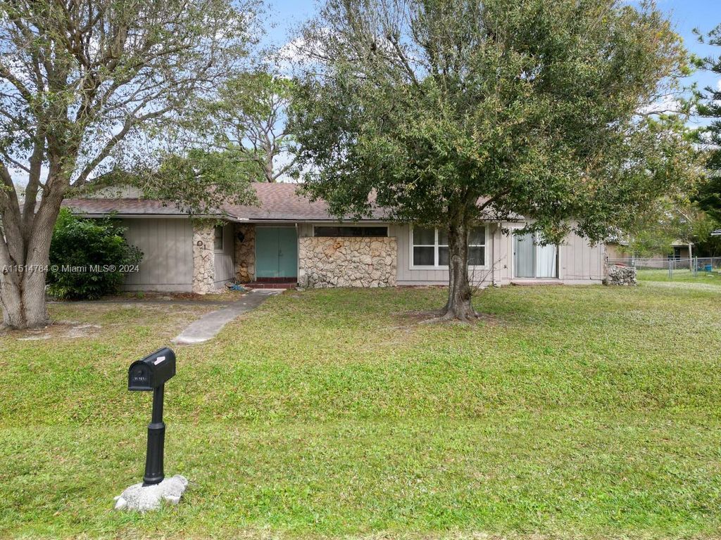 Photo of 601 SE Penn Ave, Port Saint Lucie, FL 34984 (MLS # A11514784)