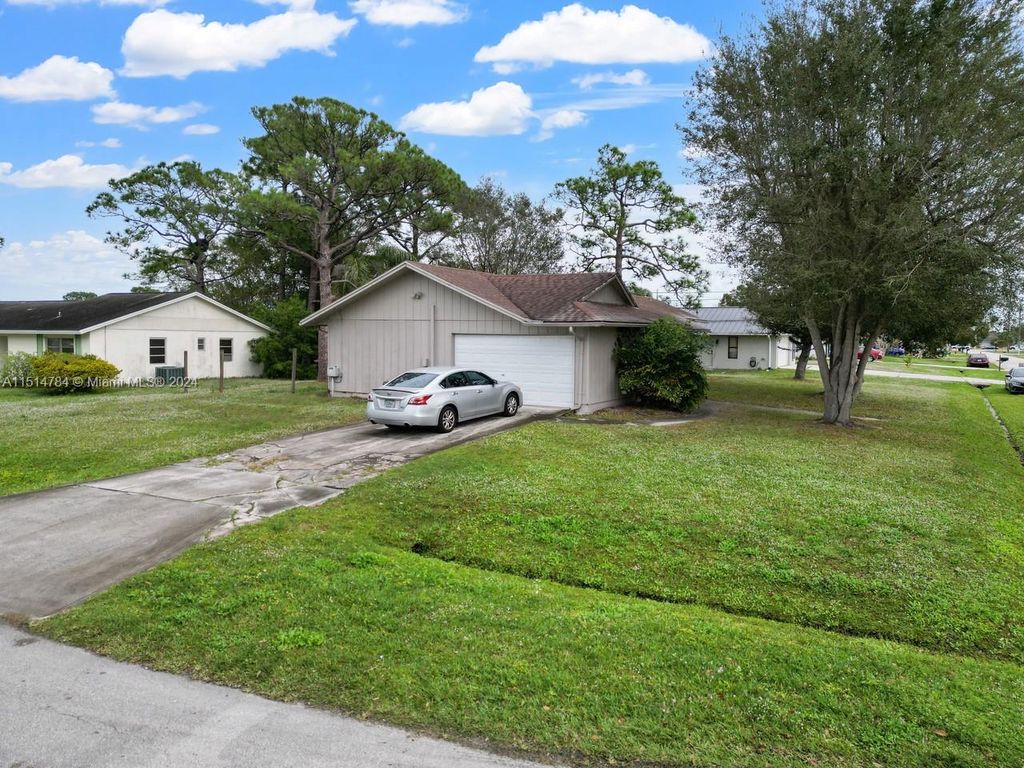 Photo of 601 SE Penn Ave, Port Saint Lucie, FL 34984 (MLS # A11514784)