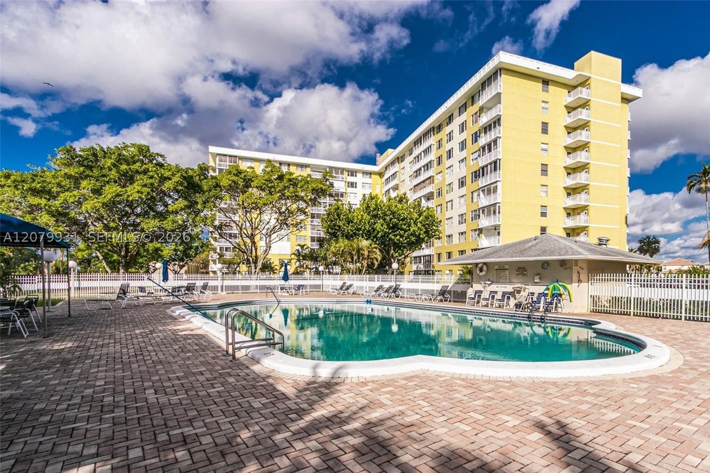 Photo of 4400 Hillcrest Dr #402B, Hollywood, FL 33021 (MLS # A12079931)