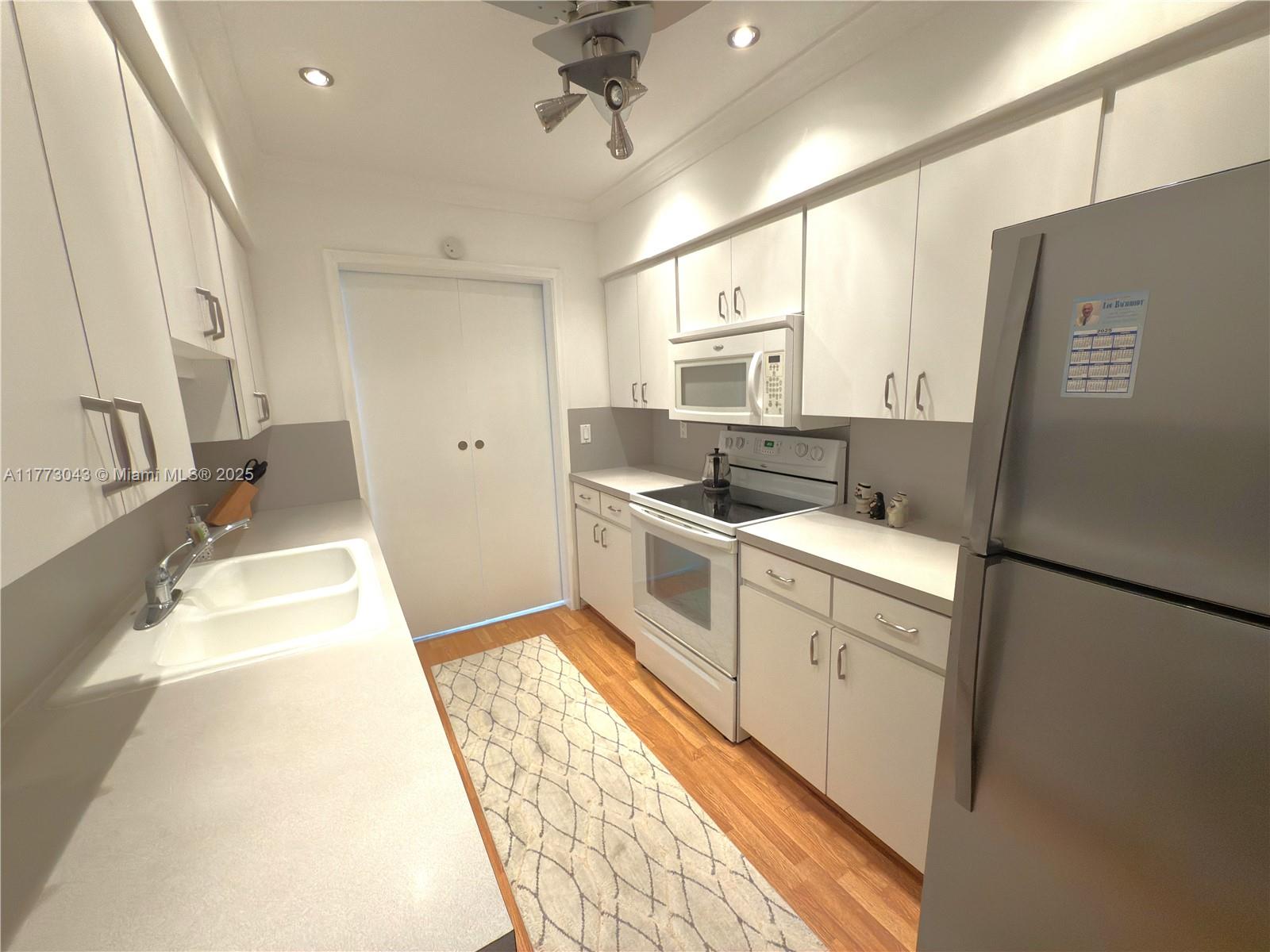 PARK RIDGE EAST APTS COND - Residential