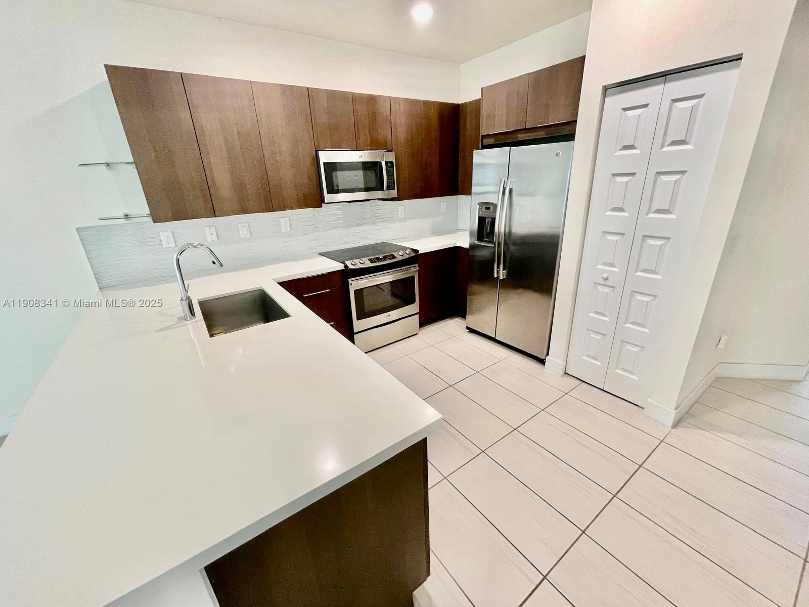 GRAND BAY NORTH - Residential Lease