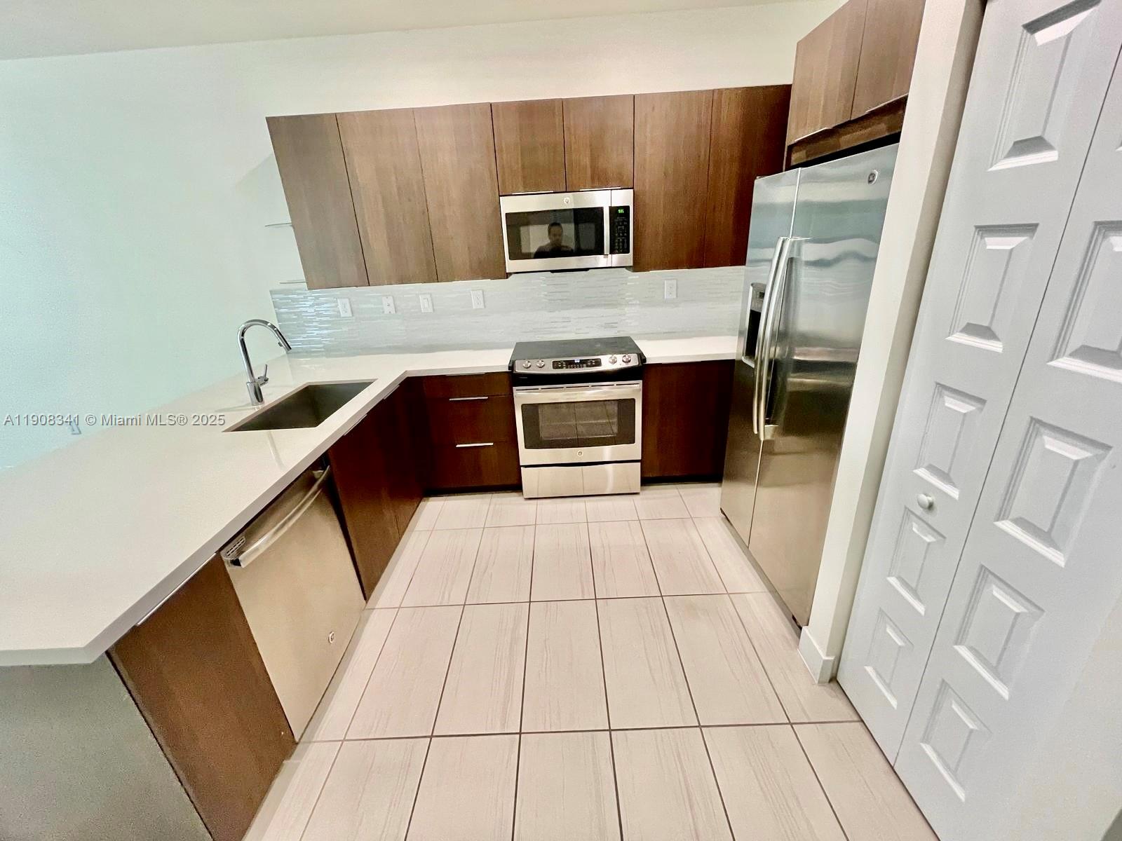 GRAND BAY NORTH - Residential Lease