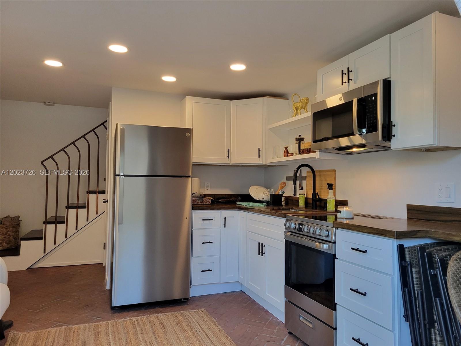 UNIVERSITY MNR - Residential Lease