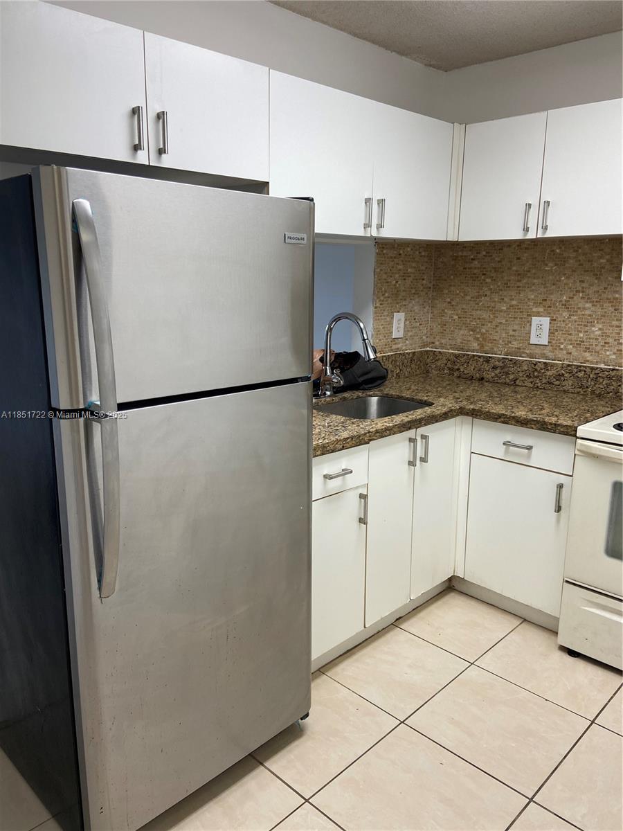 2 BED 2 BATH UNIT .Central AC 2 PARKUNG SPACES. Laundry onsite. Gated community CERAMIC FLOORS
