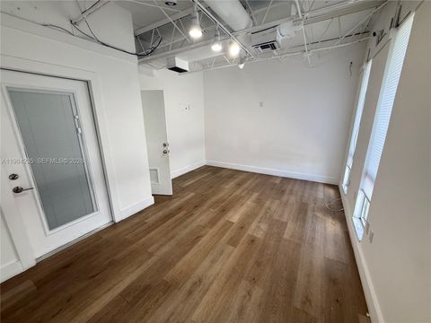 810 NE 125th St North Miami FL 33161