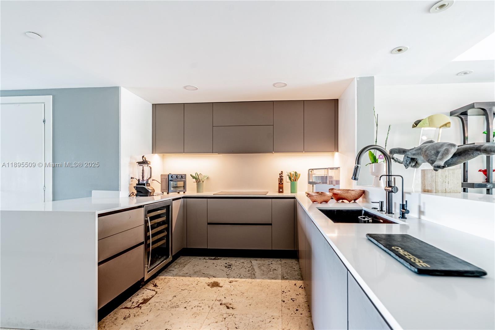 GROVENOR HOUSE CONDO - Residential Lease