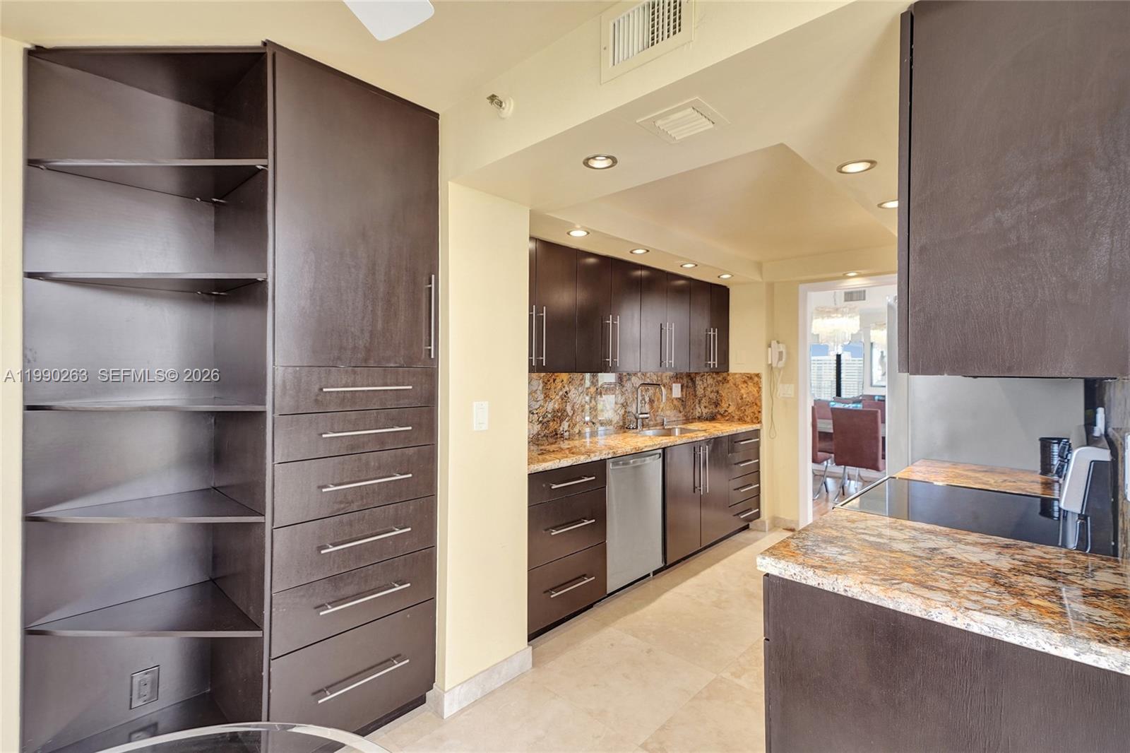 THE TOWERS OF QUAYSIDE CO - Residential