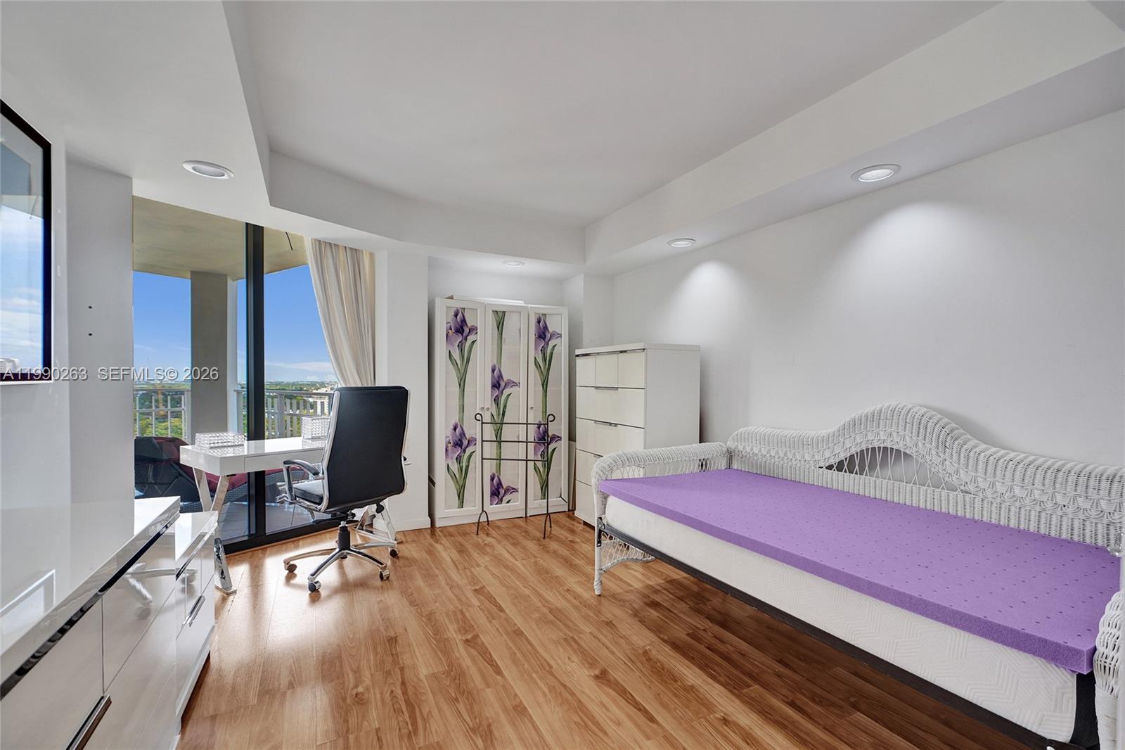 THE TOWERS OF QUAYSIDE CO - Residential