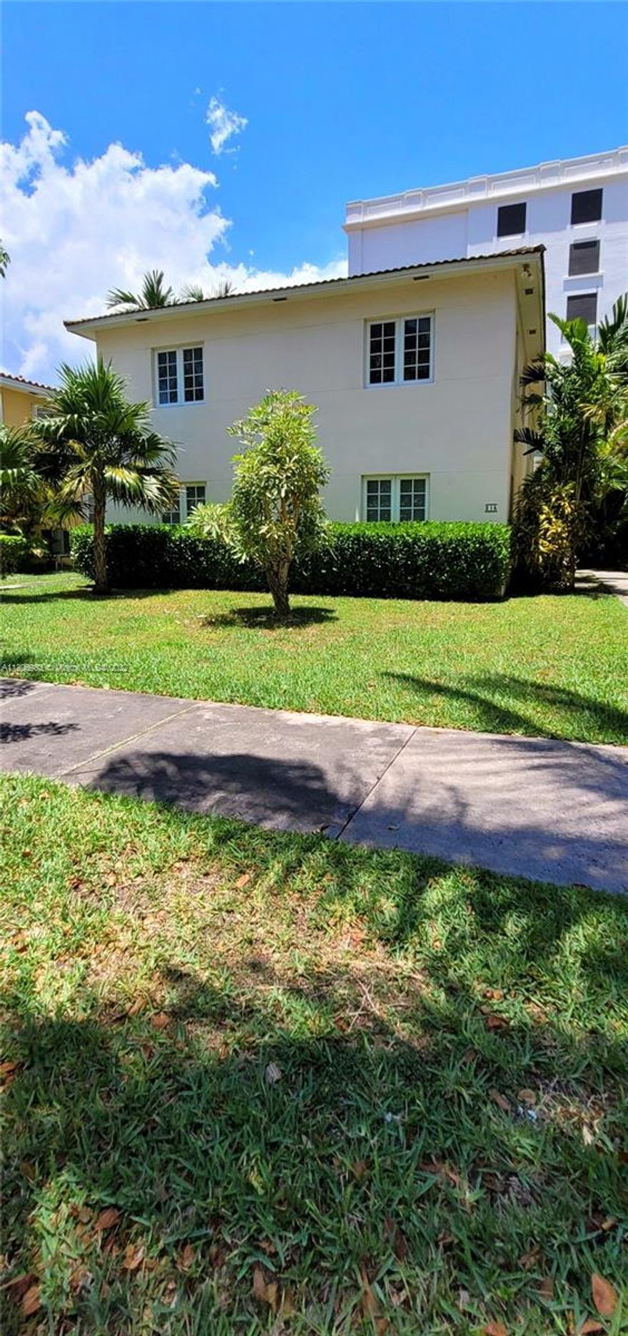 Great Unit in Coral Gables! 2/1 one block from Ponce and the Trolley Route, and Minutes from the Mile. Great size kitchen with Stainless Steel appliances, beautiful wood floors and overall great space! laundry area also included.