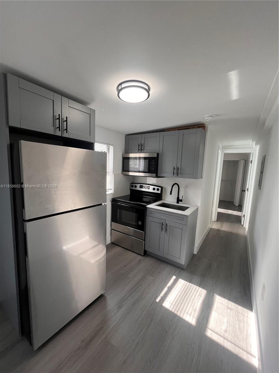 Beautifully remodeled unit in a well-maintained multifamily building! This 1-bedroom, 1-bath apartment features
brand-new laminated floors, modern appliances, and a fresh, updated look throughout. No association approval
required – move in quickly!