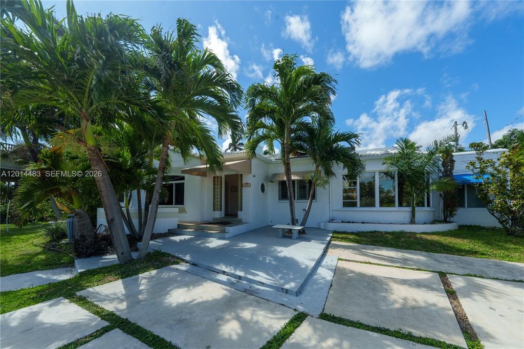 Photo of 701 Hollywood Blvd, Hollywood, FL 33019 (MLS # A12014483)