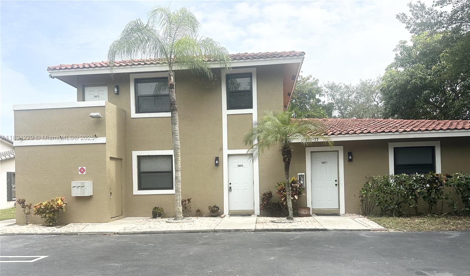 SECTION 8 WELCOME
3 Bedroom home with generous sized living area. Modern kitchen with brand new appliances. Each bedroom very spacious. Secluded private balcony from master bedroom. Laundry on site. Located in great school zone. Close to shopping and dining.