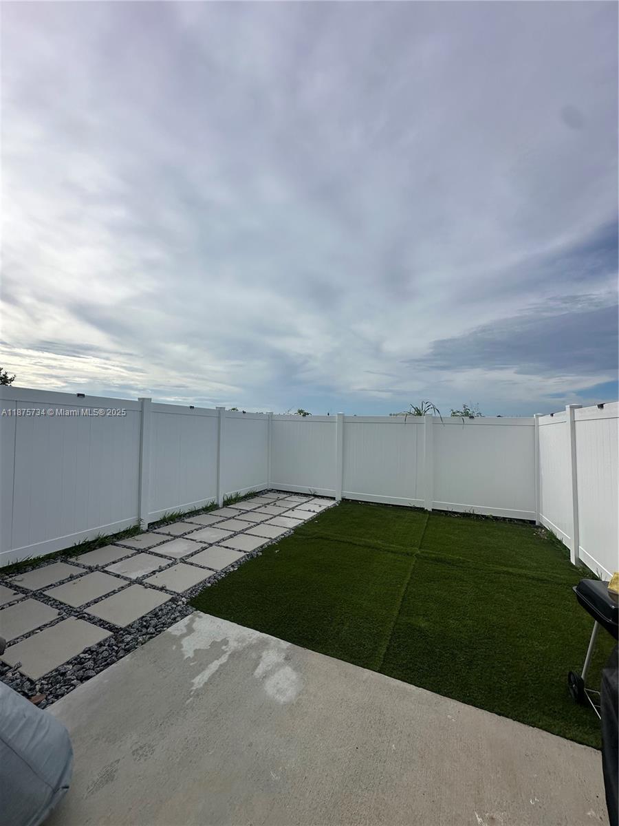 Beautiful property with a large, enclosed patio and entertainment area. 3 full bathrooms and 3 full bedrooms, one downstairs and two upstairs, completely new.
You can pay the last month in installments with the rent
