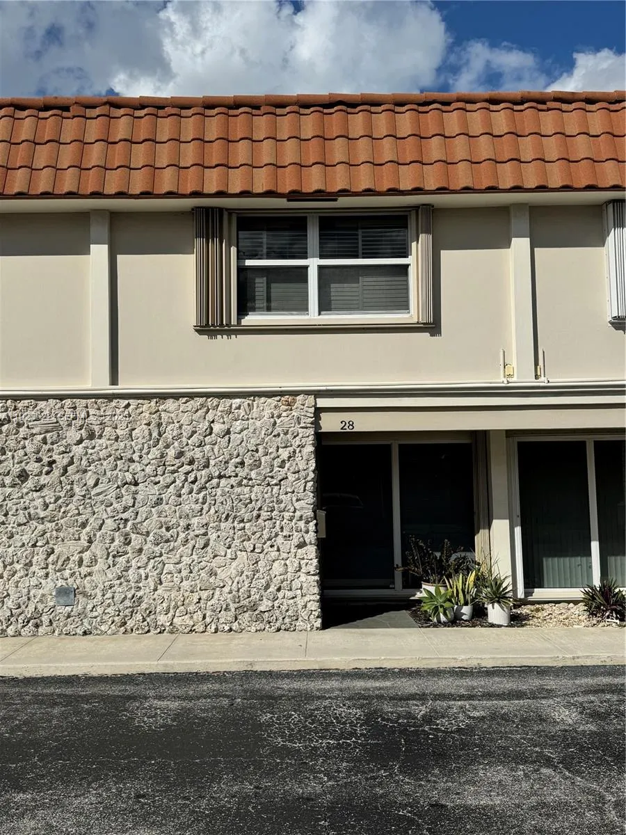 Lauderdale By The Sea, Florida 33308, United States, 2 Bedrooms Bedrooms, ,3 BathroomsBathrooms,Residential,Active,250838