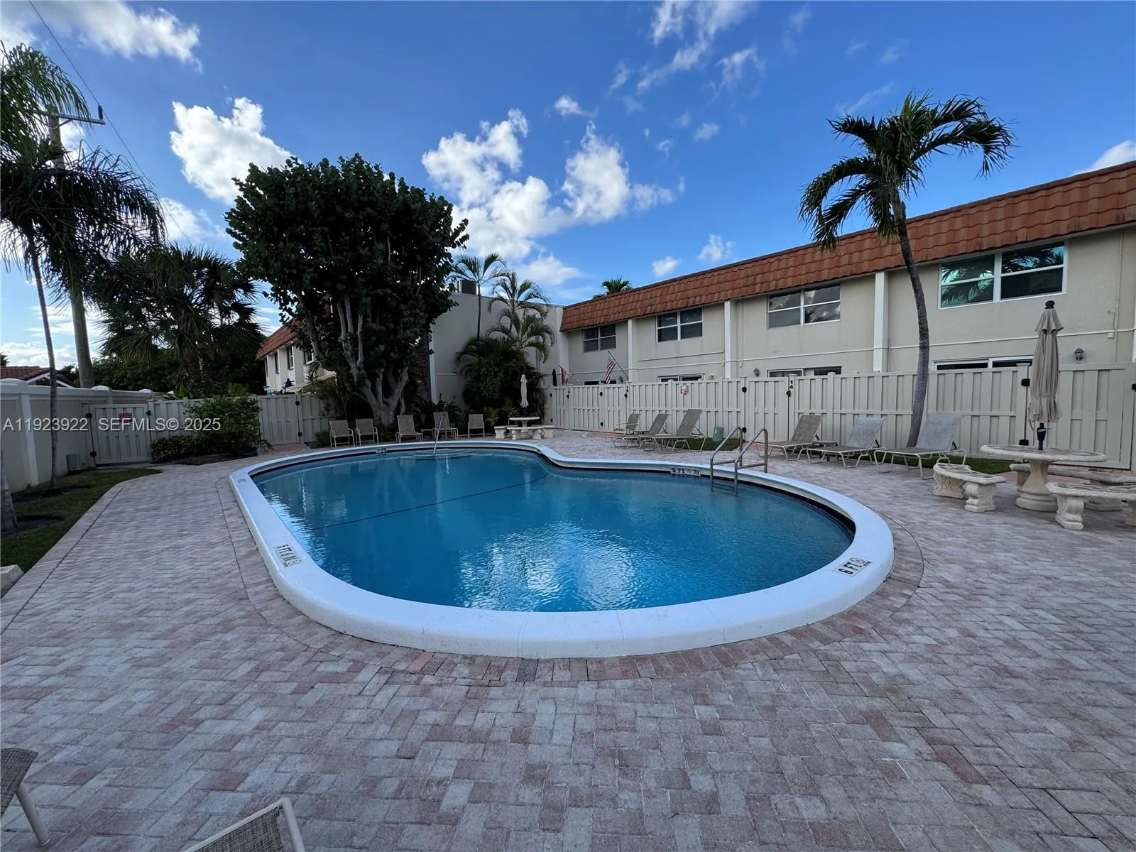Lauderdale By The Sea, Florida 33308, United States, 2 Bedrooms Bedrooms, ,3 BathroomsBathrooms,Residential,Active,250838