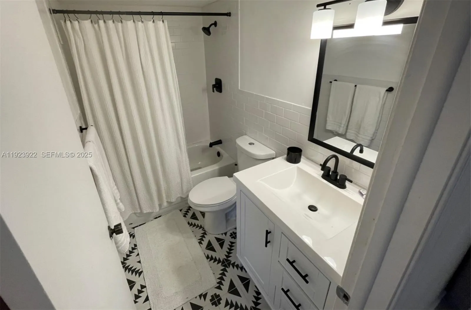 Lauderdale By The Sea, Florida 33308, United States, 2 Bedrooms Bedrooms, ,3 BathroomsBathrooms,Residential,Active,250838