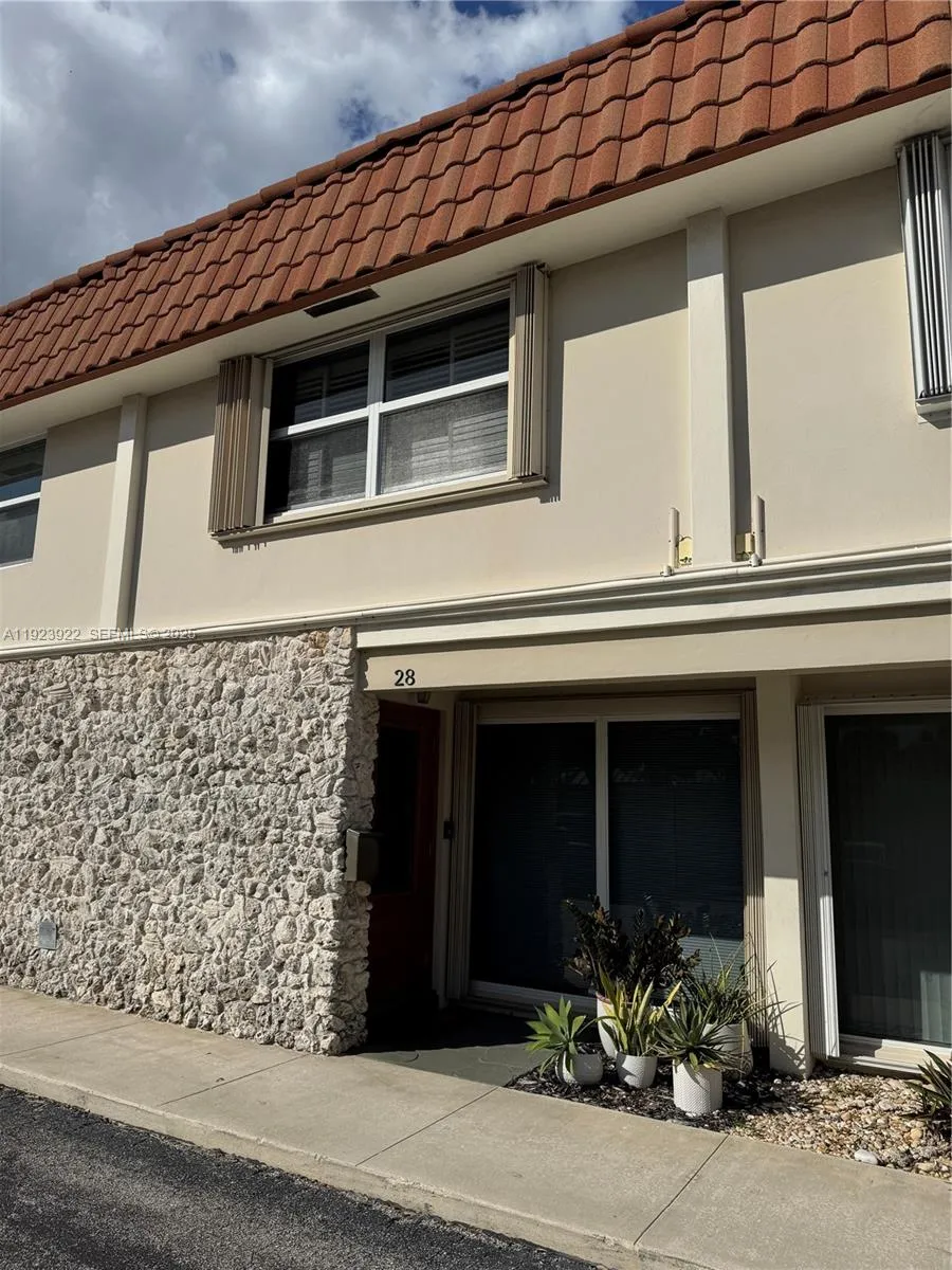 Lauderdale By The Sea, Florida 33308, United States, 2 Bedrooms Bedrooms, ,3 BathroomsBathrooms,Residential,Active,250838