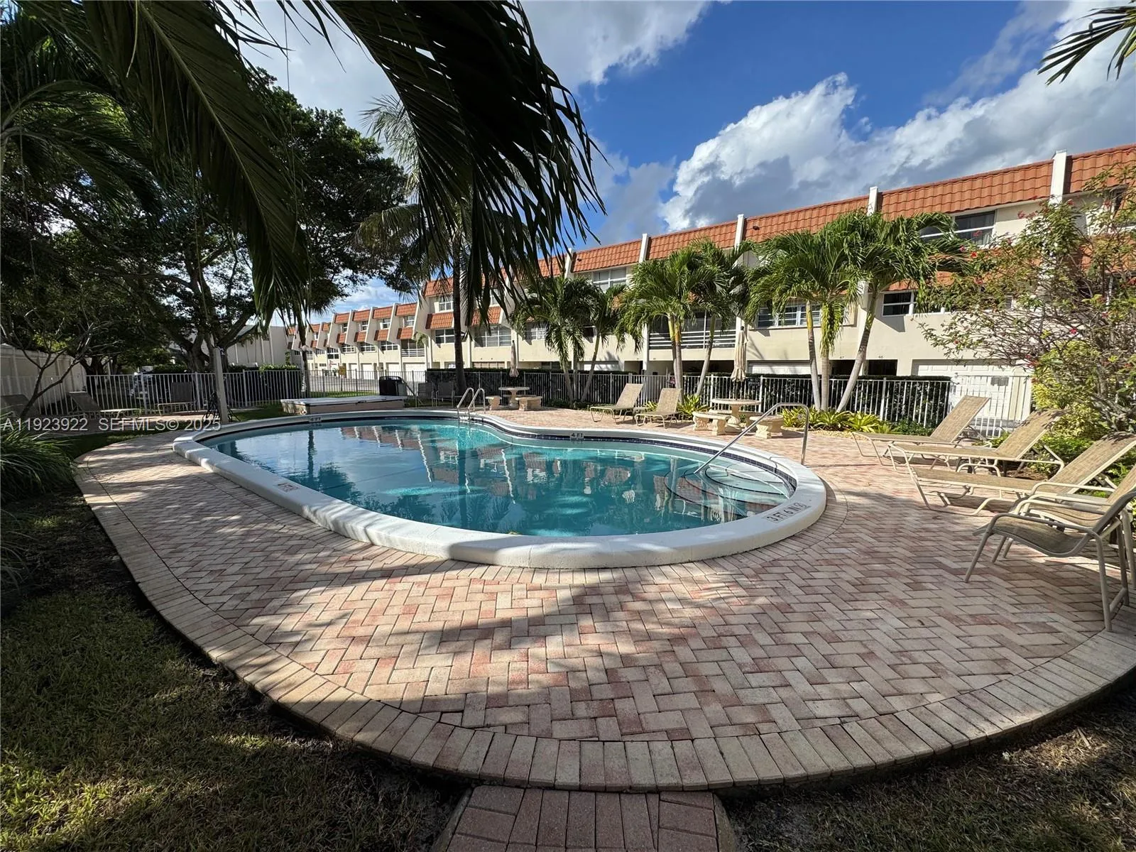 Lauderdale By The Sea, Florida 33308, United States, 2 Bedrooms Bedrooms, ,3 BathroomsBathrooms,Residential,Active,250838