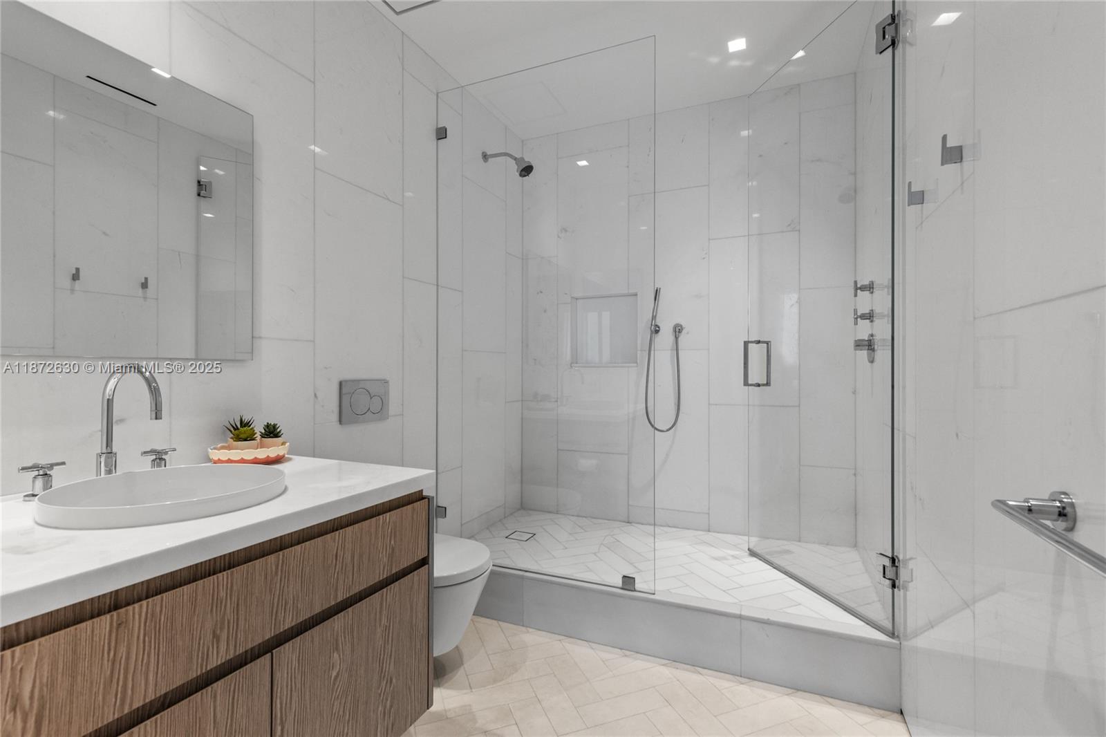 CONTINUUM ON SOUTH BEACH - Residential Lease