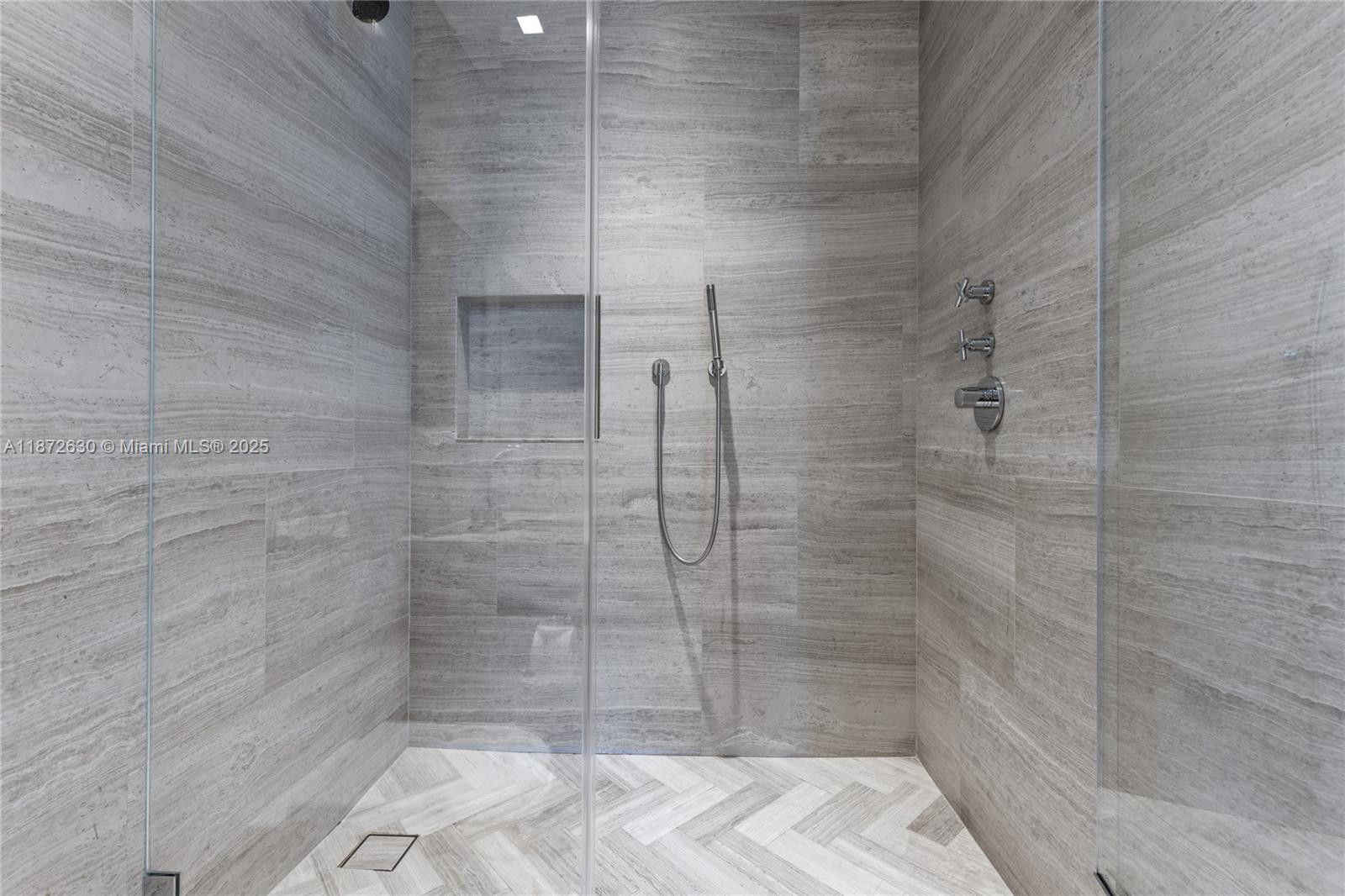 CONTINUUM ON SOUTH BEACH - Residential Lease