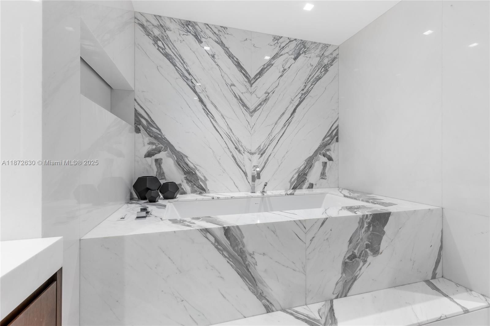 CONTINUUM ON SOUTH BEACH - Residential Lease