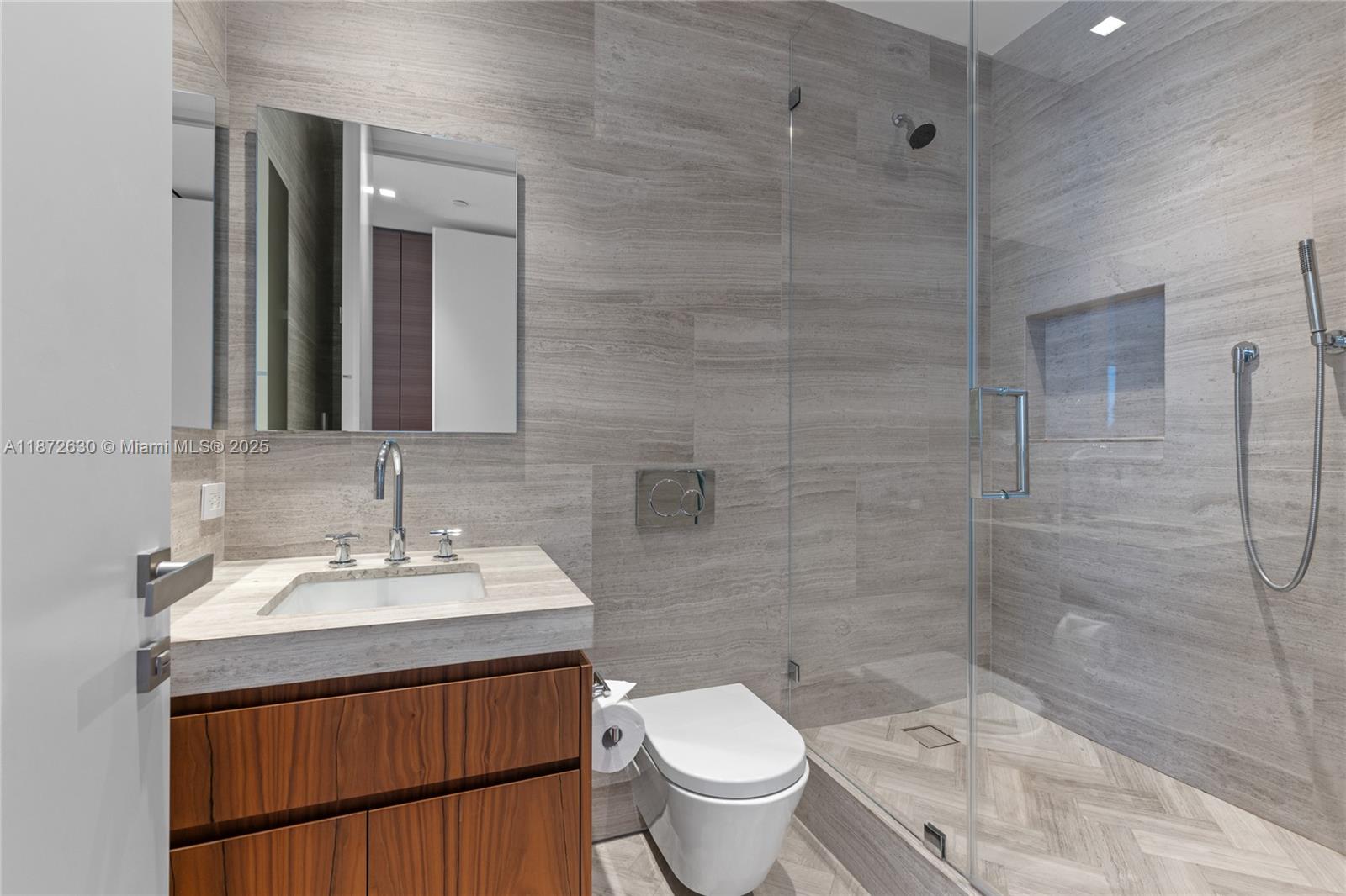 CONTINUUM ON SOUTH BEACH - Residential Lease