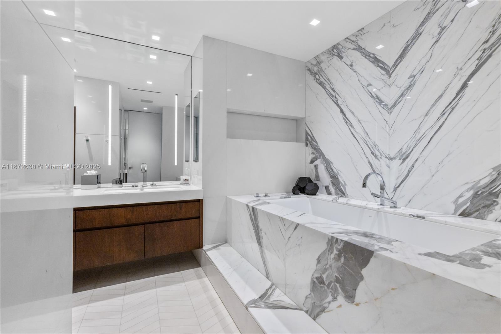 CONTINUUM ON SOUTH BEACH - Residential Lease