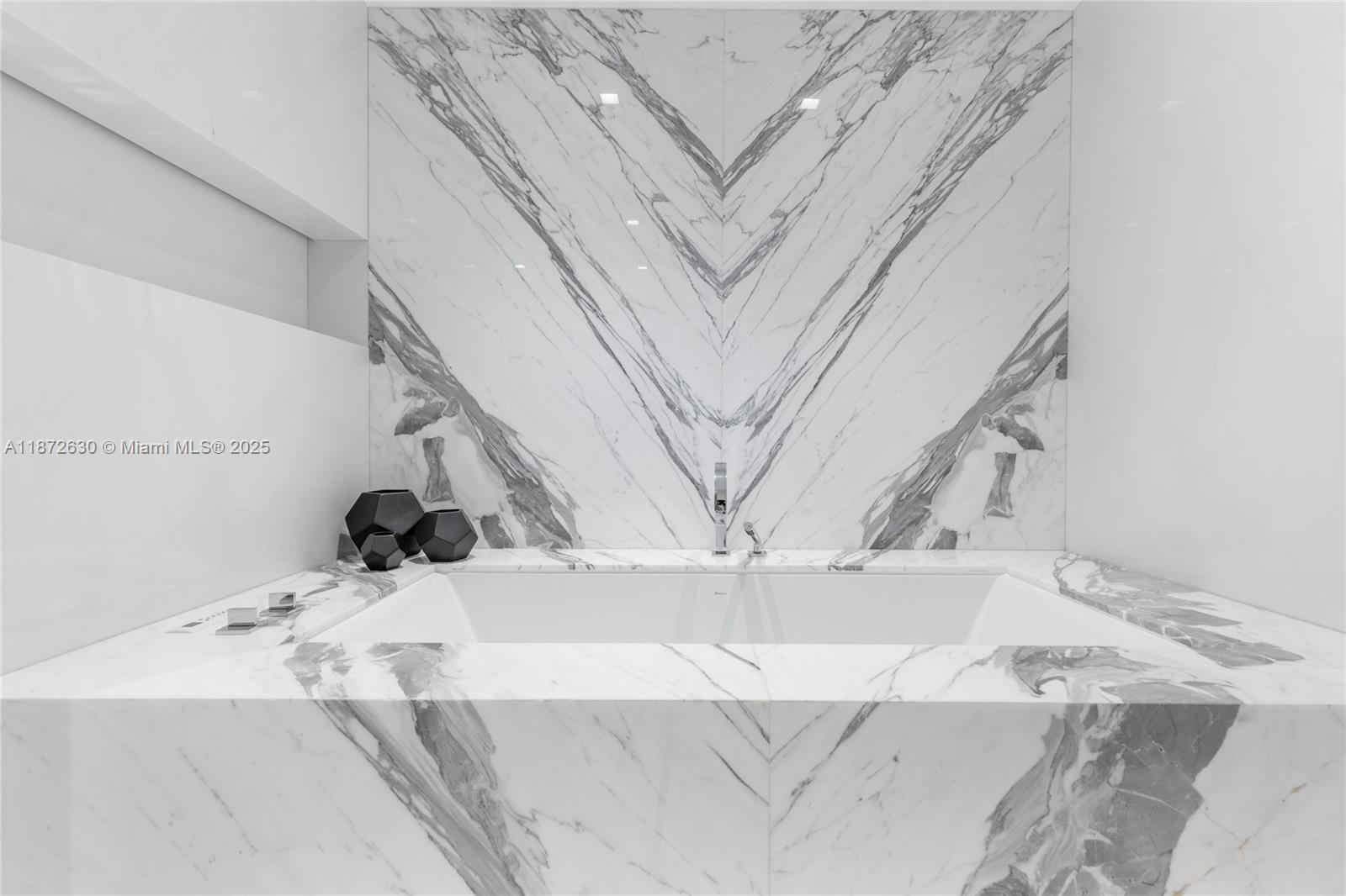 CONTINUUM ON SOUTH BEACH - Residential Lease