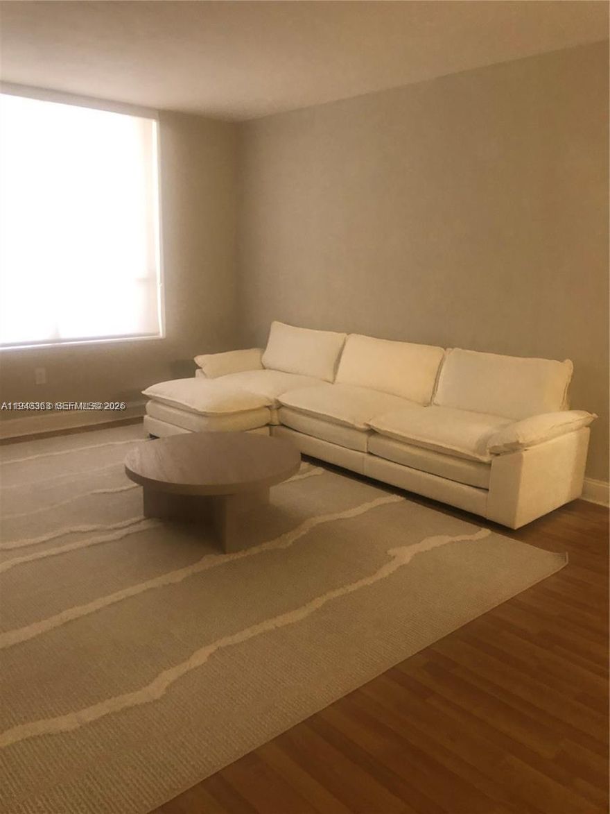 Beautiful and spacious 2 bedrooms 2 bathrooms apartment located in the prestigious Bal Harbour.The building offers 24 hours security and a gym, pool and jacuzzi.